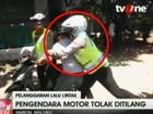 Kejam, Polisi Paksa Tilang Pengendara Motor @ Kabar Hari Ini 29 Juli 2015