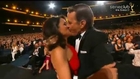 Bryan Cranston embrasse passionnément Julia Louis-Dreyfus aux Emmy Awards 2014