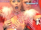 Lucky fan grabs Miley Cyrus’s chest